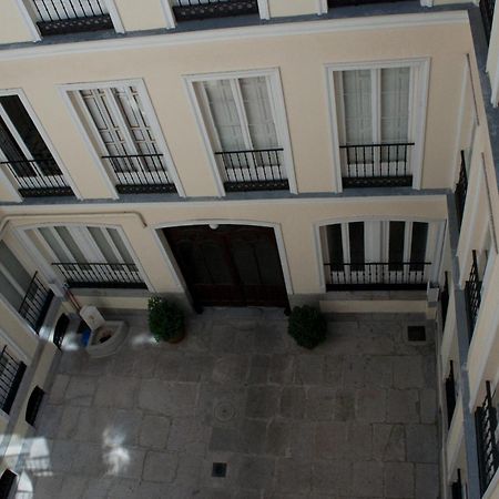 Hostal Yolanda Madrid Bagian luar foto