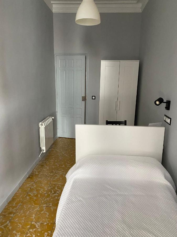 Hostal Yolanda Madrid Bagian luar foto