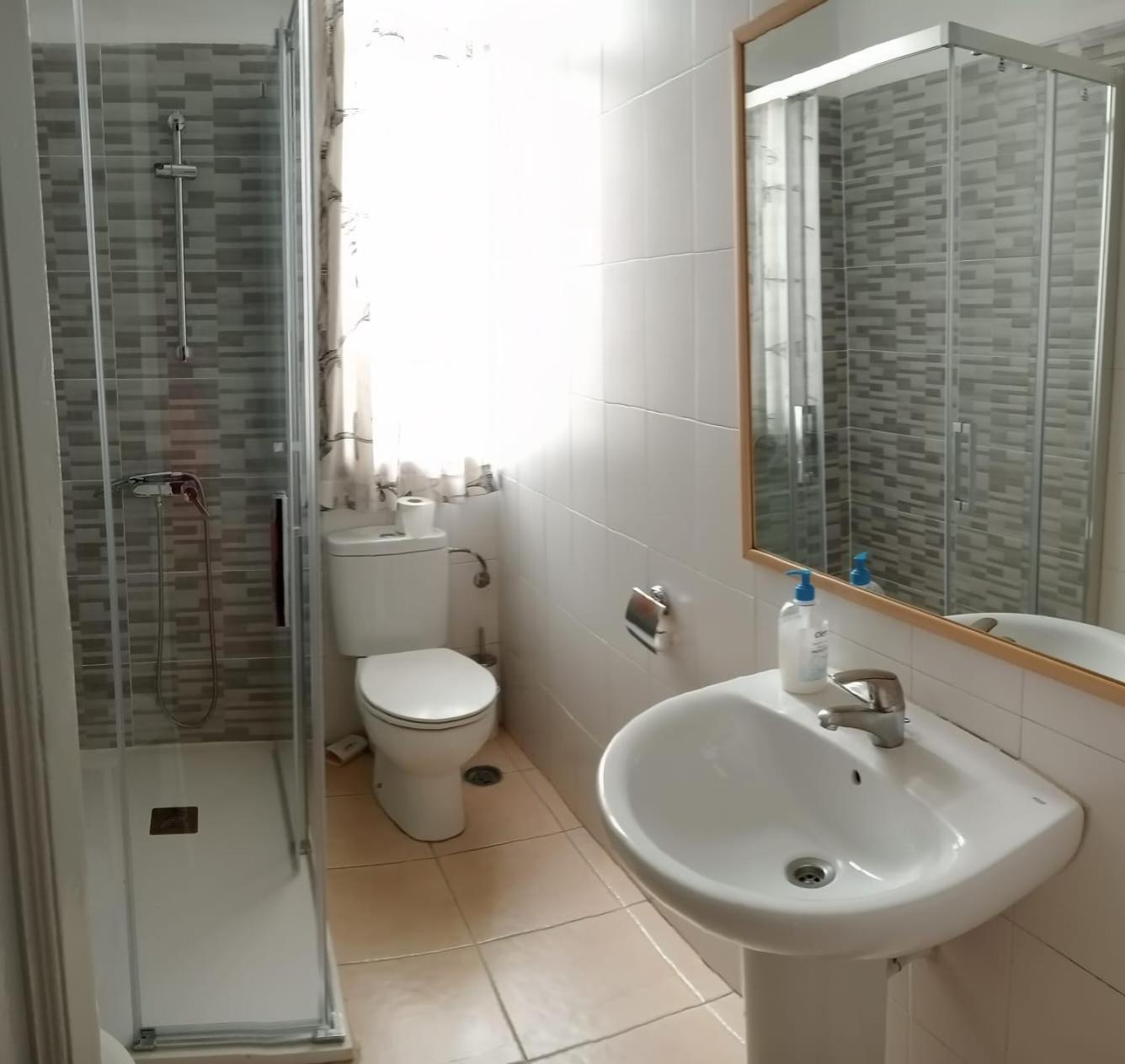 Hostal Yolanda Madrid Bagian luar foto
