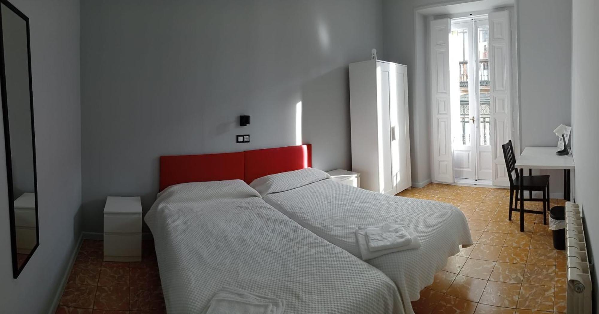 Hostal Yolanda Madrid Bagian luar foto