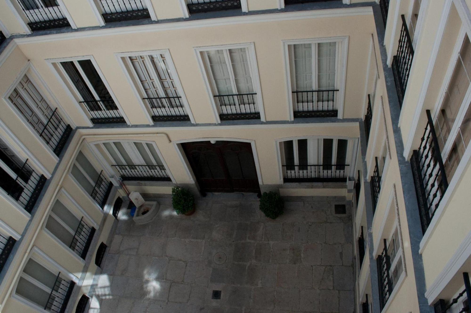 Hostal Yolanda Madrid Bagian luar foto