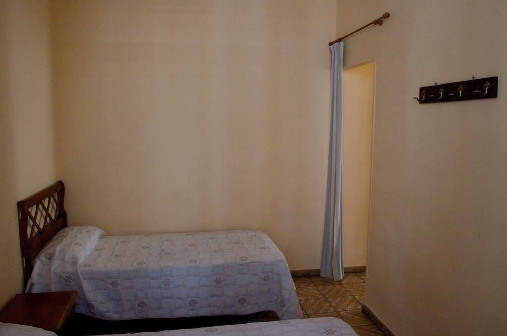 Hostal Yolanda Madrid Bagian luar foto