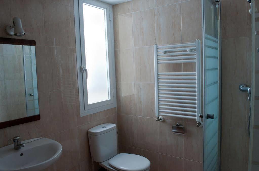 Hostal Yolanda Madrid Bagian luar foto